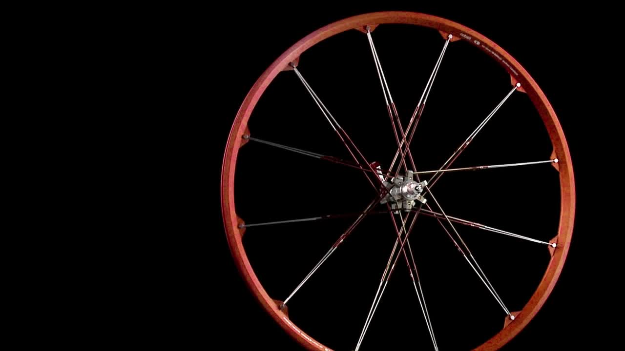 스포크가 있는 바퀴가 회전한다