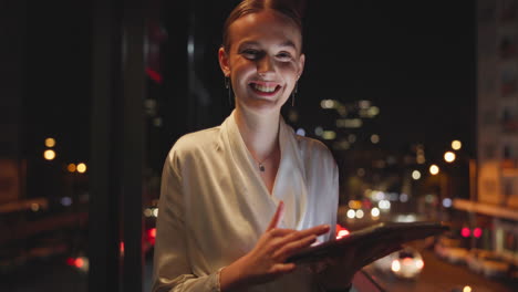 mujer que usa la tableta por la noche