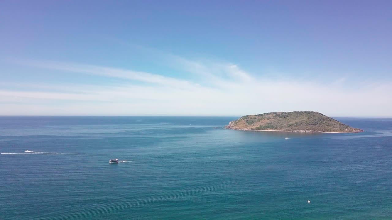 여름에 아름다운 바다를 항해하는 배의 넓은 공중