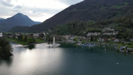 Der-Walensee-Brunnen-Entspringt-Inmitten-Der-Majestätischen-Schweizer-Kulisse,-Luftaufnahme