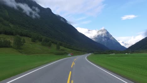 Autofahren-Auf-Einer-Straße-In-Norwegen