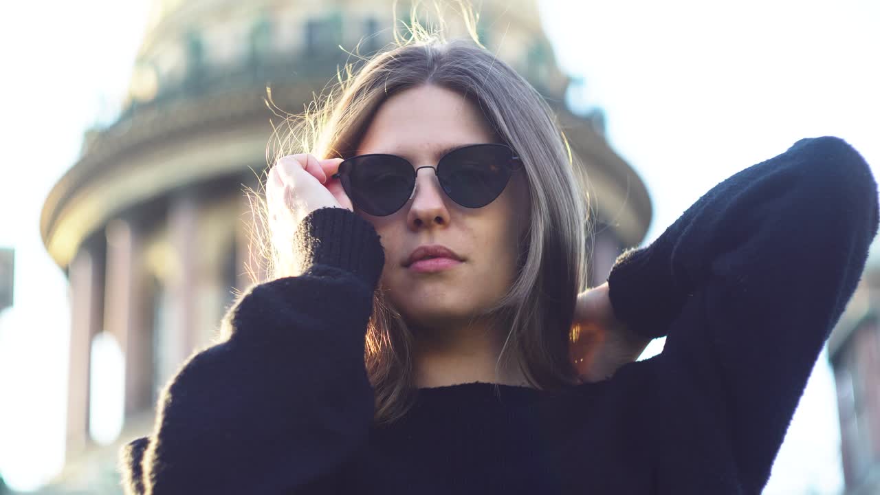 молодая женщина в городском пейзаже