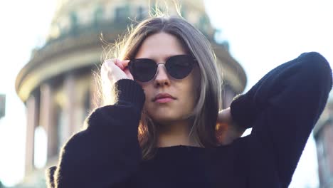 mujer joven en un paisaje urbano