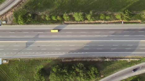 el tráfico de coches en el puente de trébol. transporte de carga.