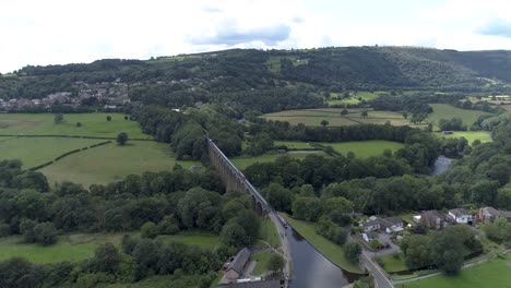 Push-in-aerial-shot-of-llangollen-aqueduct,-above-the-canal