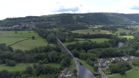 Empujar-Toma-Aérea-Del-Acueducto-De-Llangollen,-Sobre-El-Canal