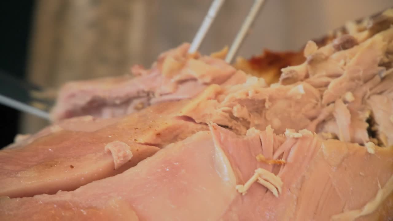 요리사는 을 먹는 돼지를 요리합니다.