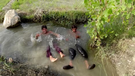 el juego entusiasta de los niños junto al arroyo