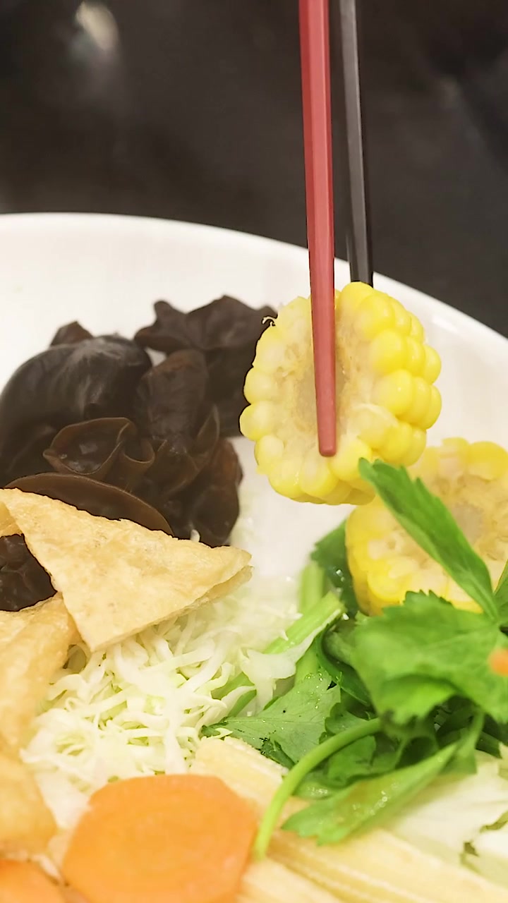 Bahan masakan dalam hotpot dengan sumpit