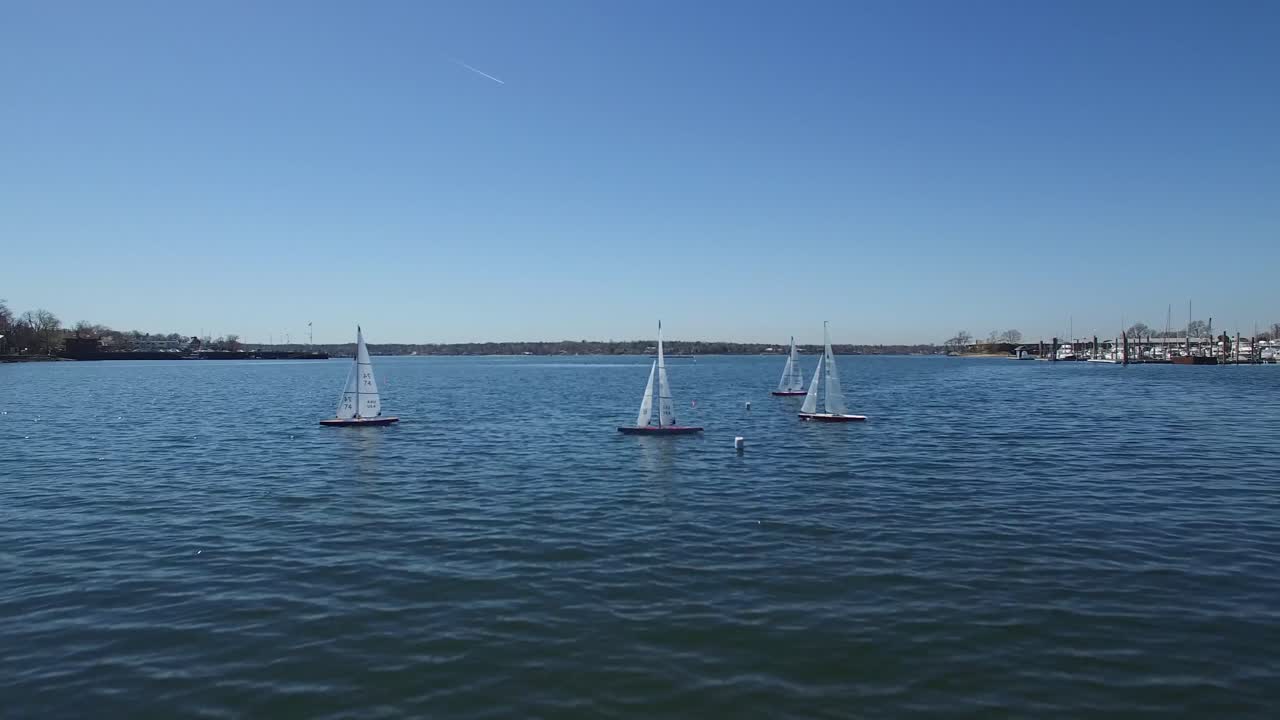 una antena sobre veleros de juguete flotando en un lago