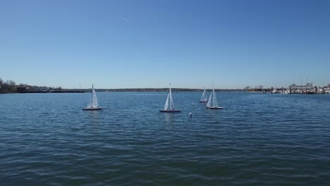 Eine-Antenne-über-Spielzeugsegelbooten,-Die-Auf-Einem-See-Schwimmen