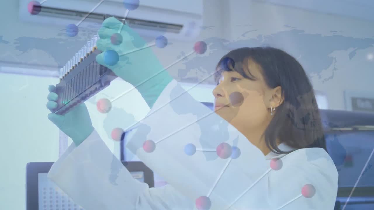 animación de una cadena de adn sobre una doctora caucásica con tubos de ensayo