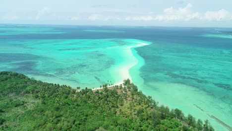 Eine-Luftaufnahme-Zeigt-Palmen-Und-Die-Serpentinensandbank-Von-Schlangeninsel-Indonesien