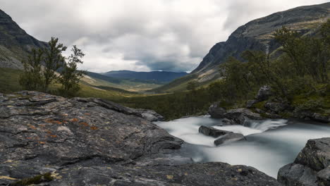 Hydalen-En-Hemsedal,-Noruega---El-Paisaje-Hermoso-Y-Pacífico-Con-árboles-Gloriosos-Y-Nubes-Masivas---Plano-General