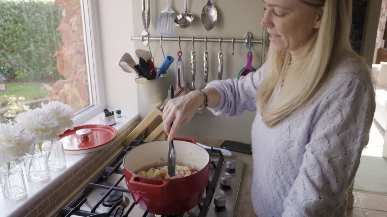 mujer cocinando en la cocina