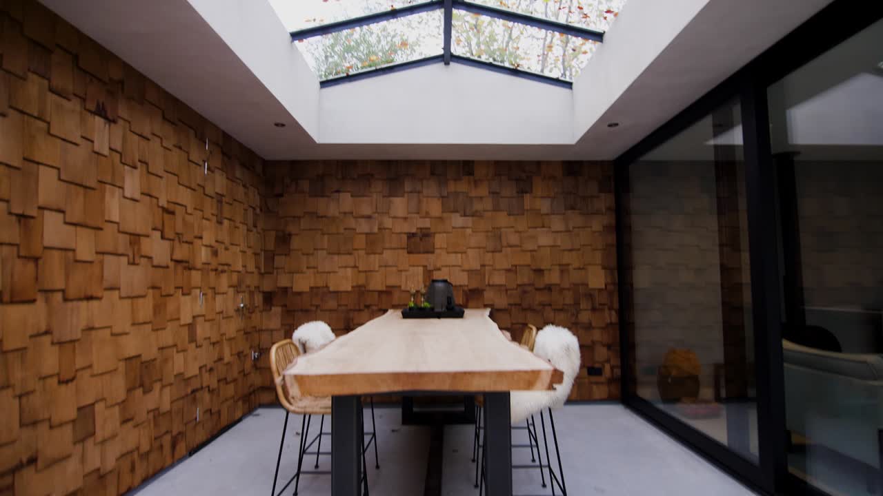 mesa con paredes de madera alrededor