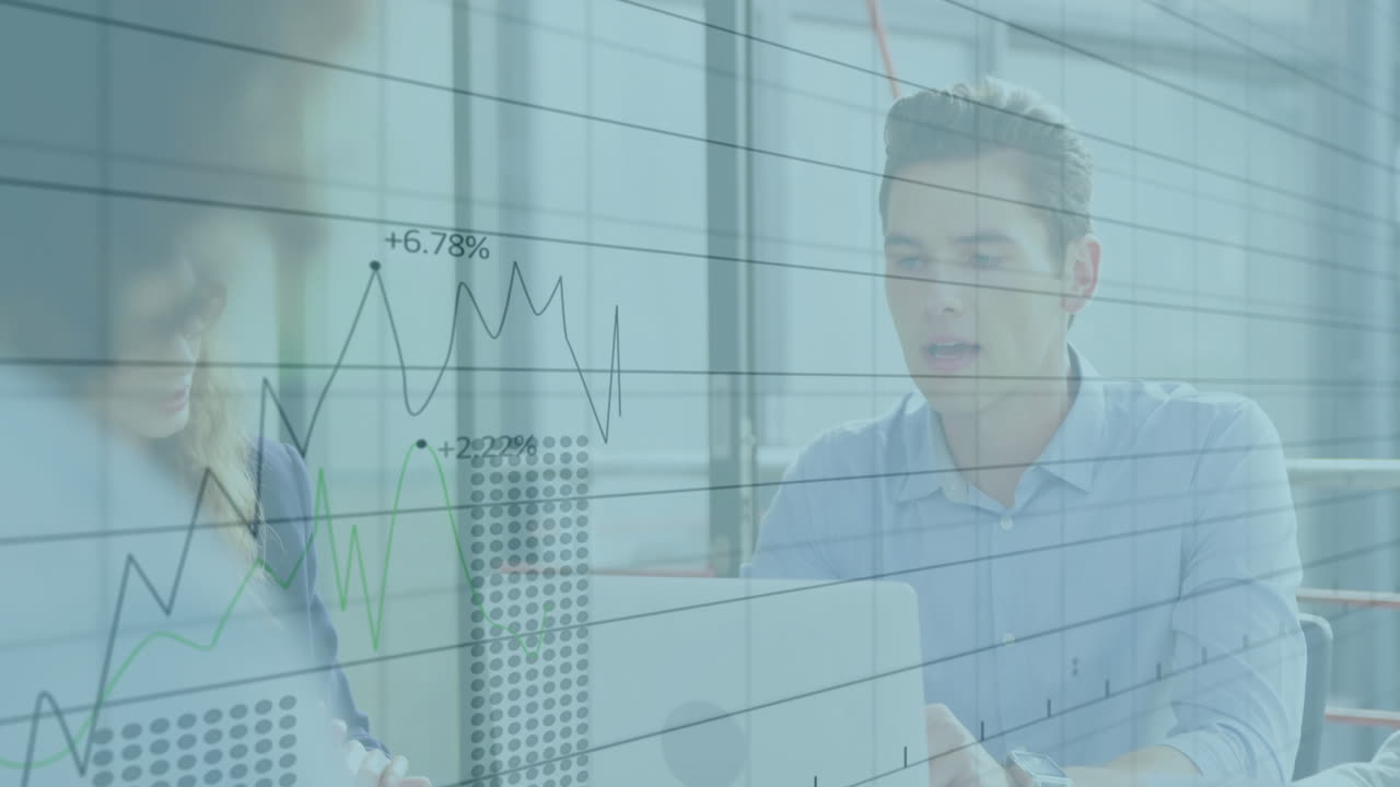 Animazione dell'elaborazione di dati finanziari con diversi colleghi che discutono di lavoro in ufficio