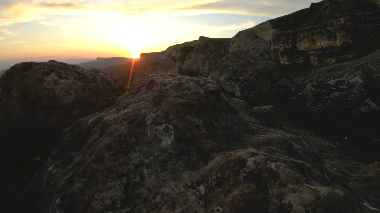 puesta de sol en la montaña sobre la roca pico. clave oscura puesta de sol luz en las montañas paralaje rocas hierba de roca