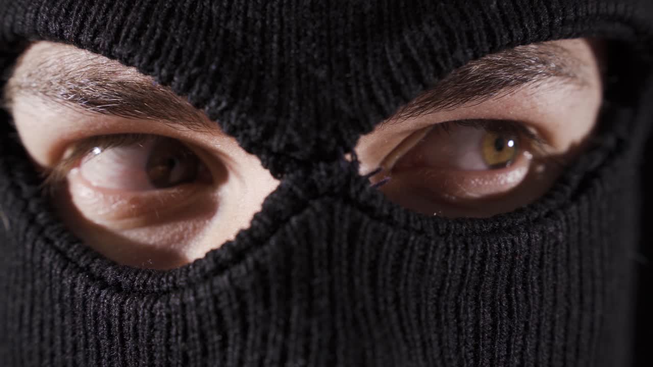 asesino enmascarado en primer plano, soldado o ladrón.