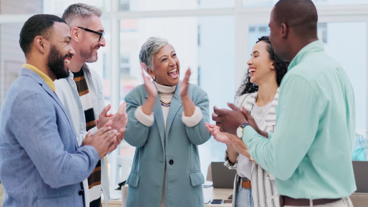 personas creativas, reuniones y aplausos