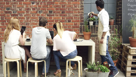 Leute,-Die-Draußen-Im-Café-Arbeiten,-Digitales-Tablet