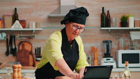 abuela escuchando consejos de video para cocinar