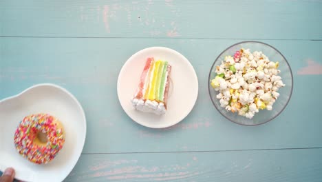 pastel de arco iris, rosquillas y palomitas de maíz