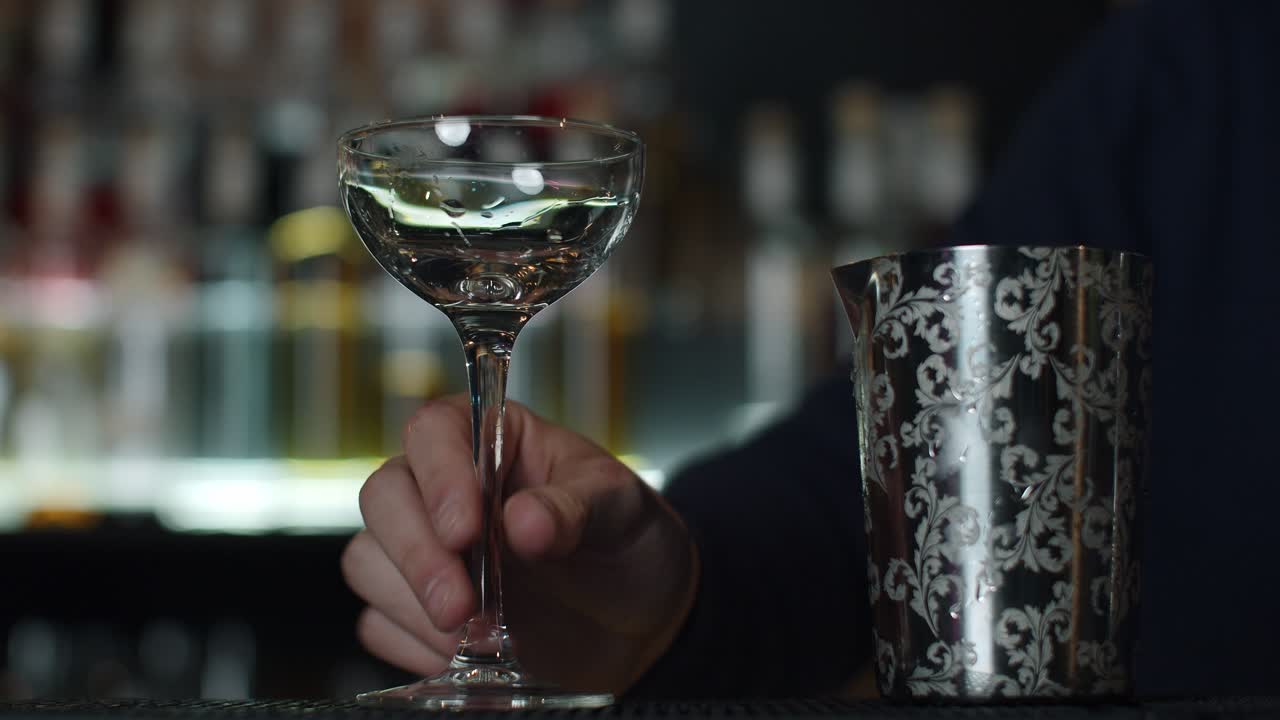 Bartender tilbereder en cocktail