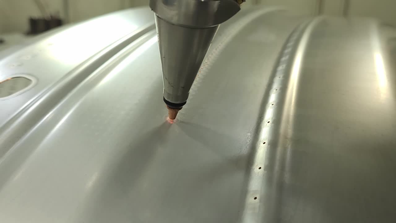Taglio laser in corso utilizzando un macchinario per il taglio laser a 5 assi