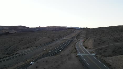 Vista-Panorámica-De-Una-Autopista-De-Arizona-Al-Atardecer