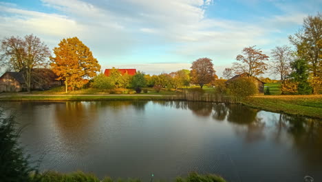 Lapso-De-Tiempo-Del-Estanque-En-El-Otoño