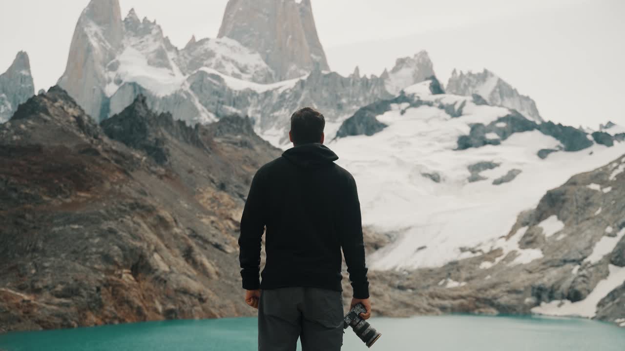 Fotografo di viaggio in piedi accanto alla Laguna de los Tres sul sentiero del Monte Fitz Roy in Argentina.