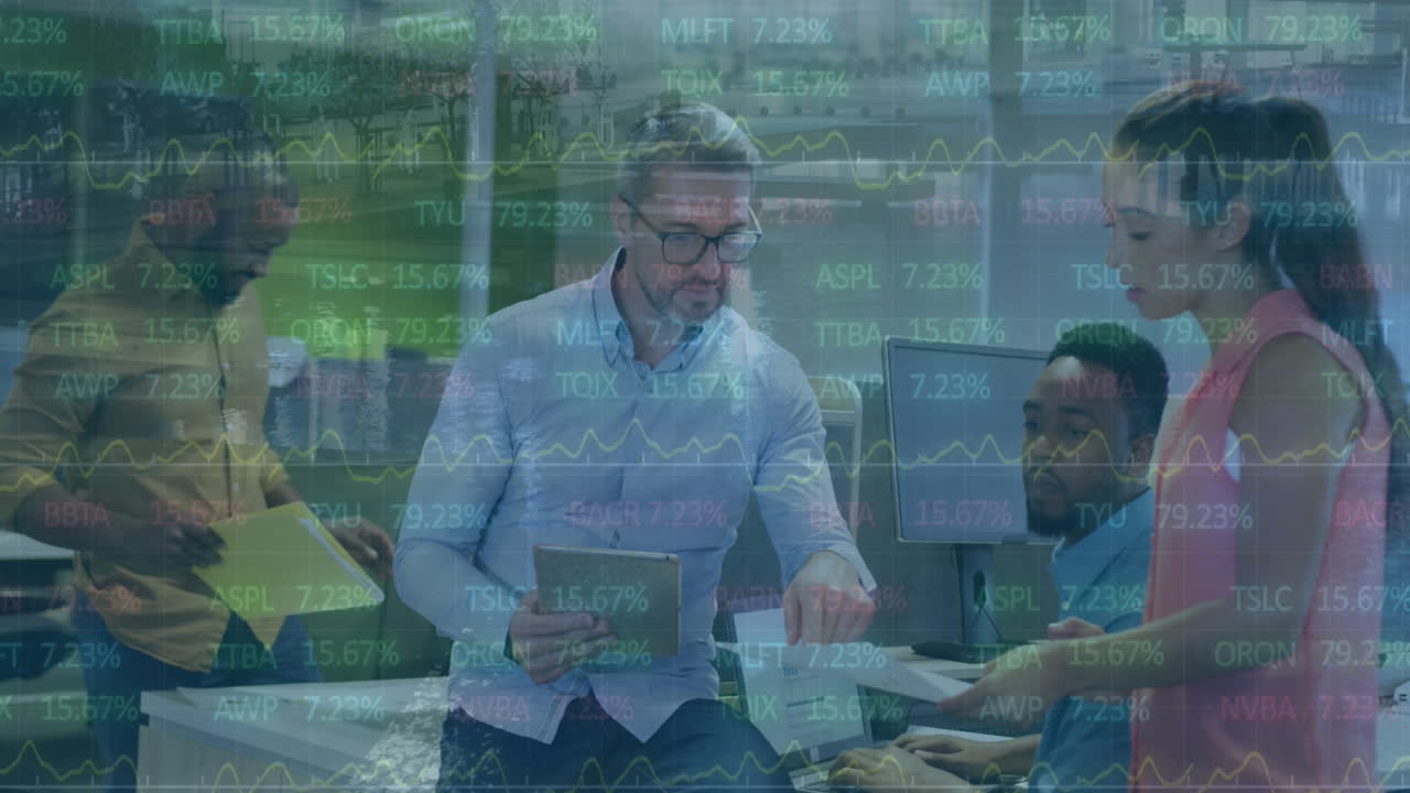 animación del procesamiento de datos financieros sobre diversas personas de negocios en la oficina