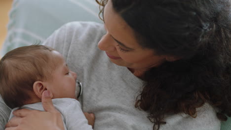 madre sosteniendo al bebé dormido calmando al recién nacido cansado suavemente calmando al bebé cuidando al niño amando a la madre disfrutando de la maternidad