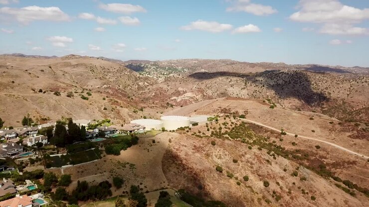 Vista aerea di case suburbane immerse nelle colline della California