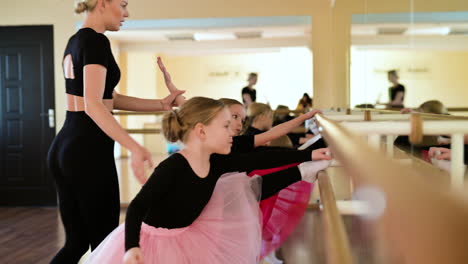 Kinder-In-Der-Klassischen-Tanzklasse