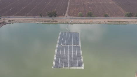 Vista-Aérea-De-Paneles-Solares-Flotantes-En-Un-Pequeño-Estanque