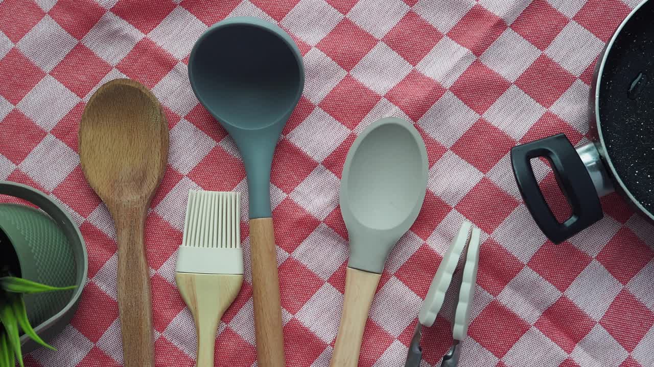 utensilios de cocina coloridos en un mantel a cuadros