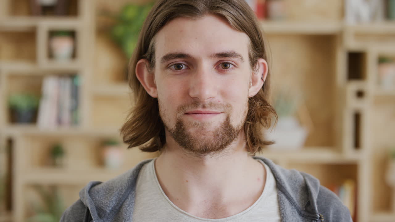 Volto, felice e barba con un uomo in ufficio