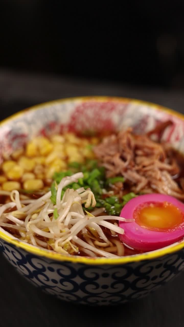 un delicioso plato de ramen