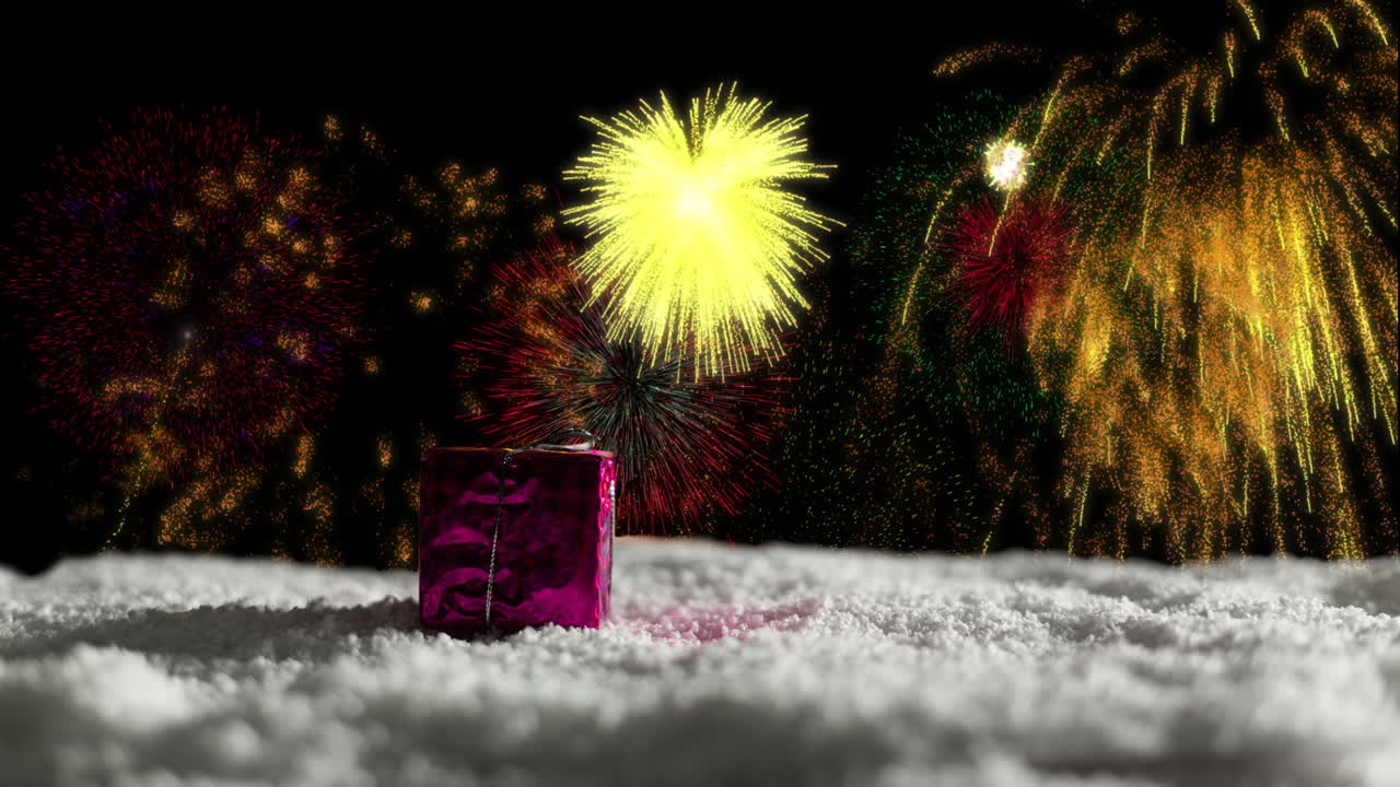 animación de navidad presente en la nieve y fuegos artificiales amarillos explotando en el cielo nocturno