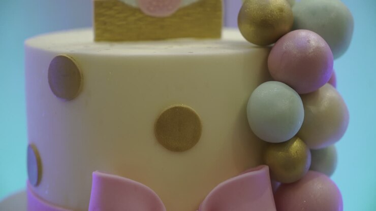 Um close-up de um bolo para crianças numa festa de aniversário