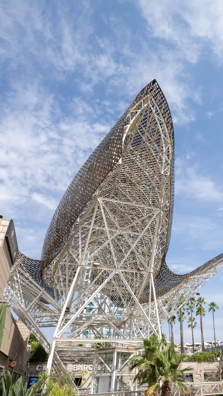 바르셀로나의 초고층 건물의 넓은 각도 타임스