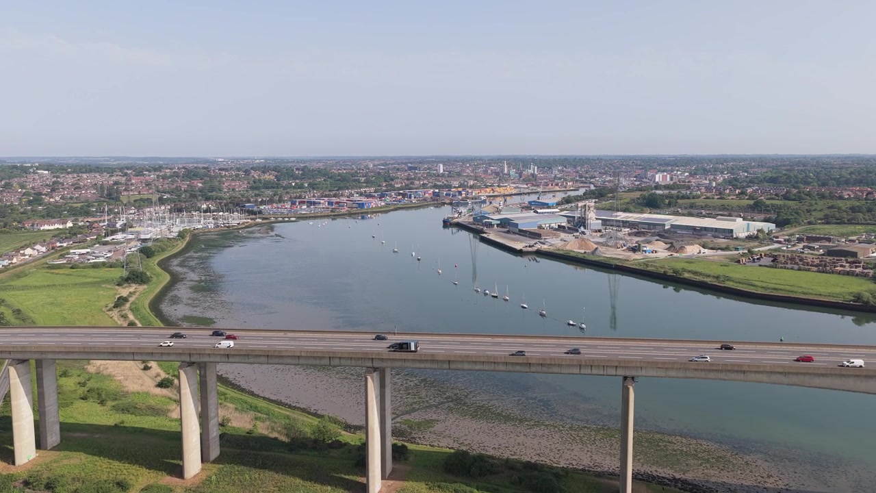 Drone luftfoto dolly ind på trafik på Orwell Bridge over River Orwell i Ipswich, Suffolk, Storbritannien.