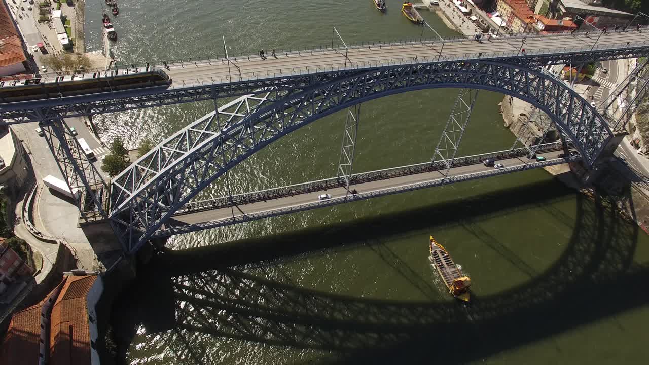 포르투 - 도심과 도우루 강의 영화적 조감도