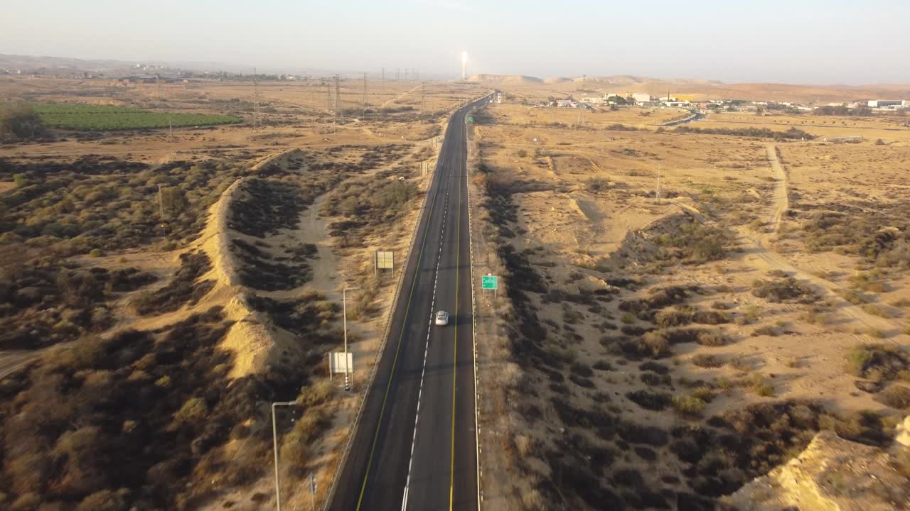 새로운 신호등과 함께 교차로에서 운전하는 단일 자동차를 위에서 추적