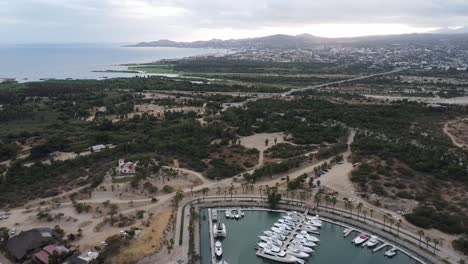 Puerto-Deportivo-De-San-José-Del-Cabo-Con-Exuberante-Paisaje-Y-Costa-Al-Atardecer,-Vista-Aérea