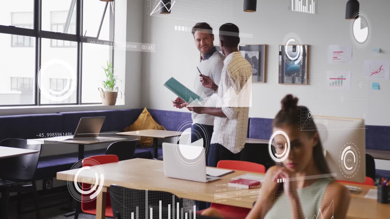 animación del procesamiento de datos financieros sobre diversas personas de negocios en la oficina