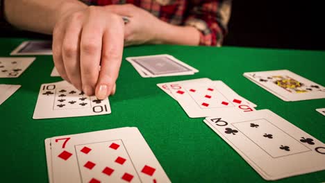 acercamiento de manos femeninas sosteniendo cartas y jugando al solitario