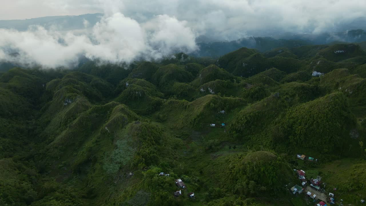 las exuberantes colinas verdes del pico osmena, filipinas con nubes rodando sobre ellas, vista aérea